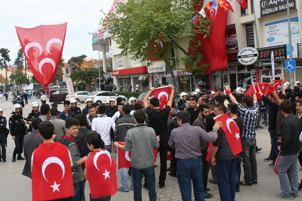 MHP binası yanına HDP seçim bürosu açınca...