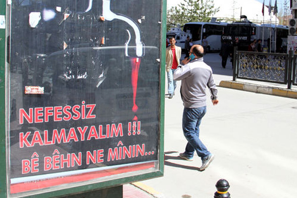 Kanlı musluk billboardları değiştirildi