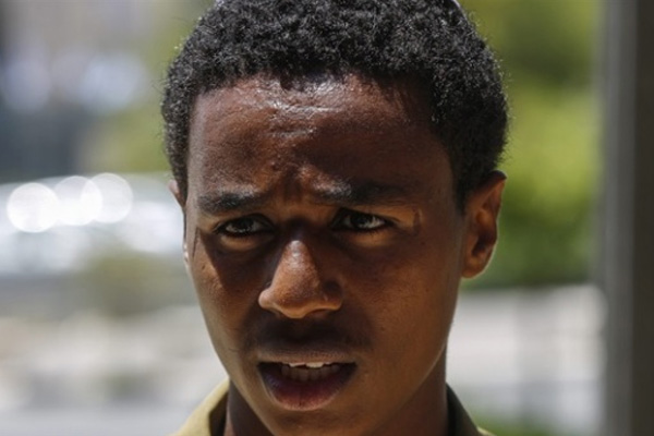 Netanyahu dövülen siyahi askerle görüştü