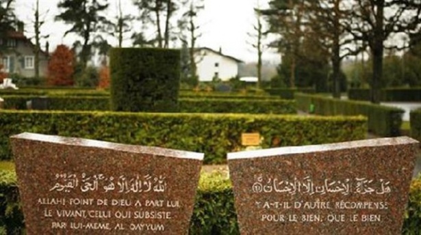 Müslüman mezarlığına saldırı