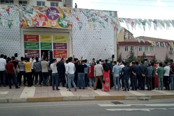 Erdoğan’ı sırtlarını dönerek protesto ettiler