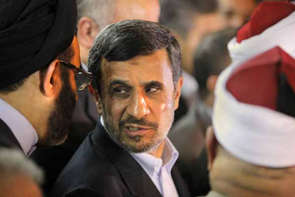 Ahmedinejad'ın başı dertte