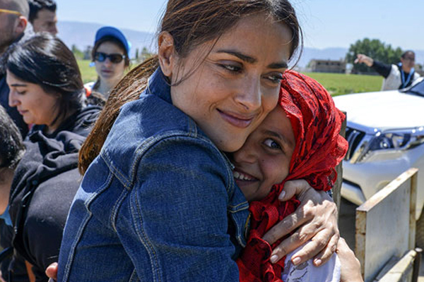 Salma Hayek'ten Suriyeli çocuklara okul