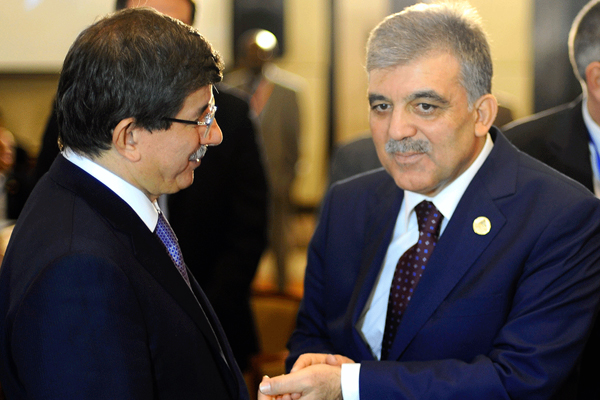 Gül ile Davutoğlu neden farklı konuşuyor?