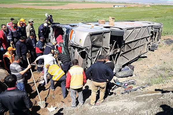 Öğrenci otobüsü devrildi: 50 yaralı