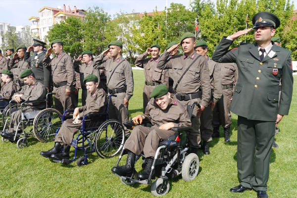 Engelli gençler kışlaya uğurlanıyor