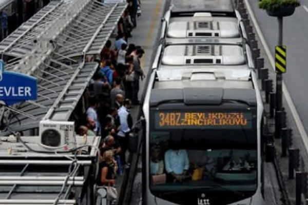 Metrobüs durağında gasp haberi balon çıktı