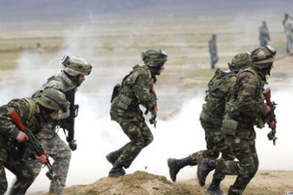 13 asker YPG’ye teslim oldu