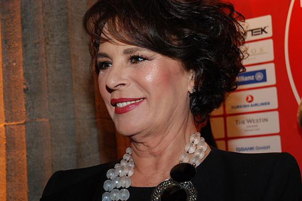 Hülya Koçyiğit'ten Dündar'a eleştiri