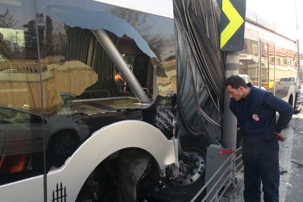 Ayvansaray'da metrobüs kazası, yaralılar var!