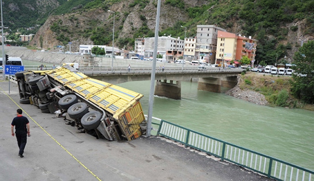 Yol çöktü, deprem zannettiler!