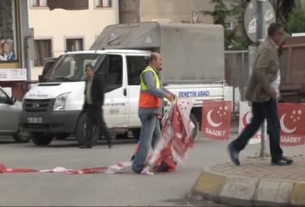 Parti pankart ve afişleri toplanıyor