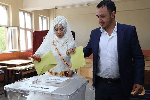Düğünden önce sandık başına gittiler