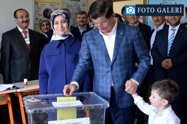 Bakanlar ve siyasetçiler oylarını kullandı