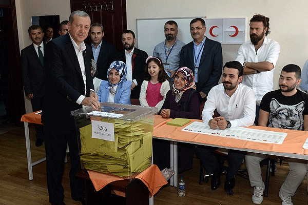 Siyasilerin sandığından kim çıktı?