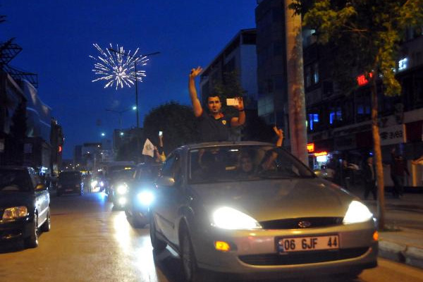 HDP'liler kutlamalara başladı