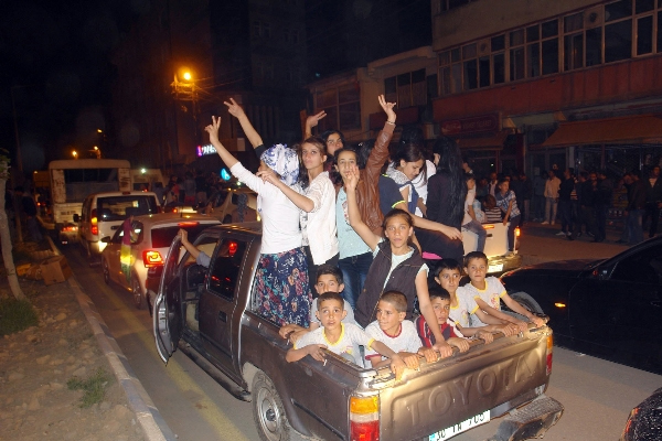 Hakkari'de seçim kutlamalarında 4 kişi yaralandı