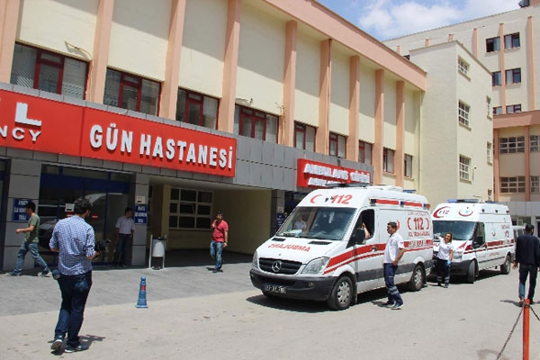 Doktor ve polise bıçaklı saldırı