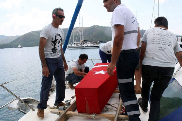 Sadun Boro, son yolculuğuna denizden uğurlandı
