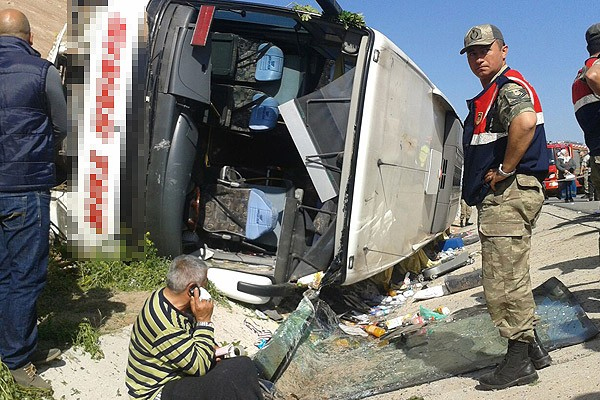 Otobüs şarampole devrildi: 25 yaralı