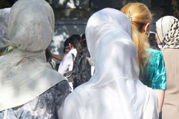Özbekistan'da  Müslüman kadınlara başörtü yasağı