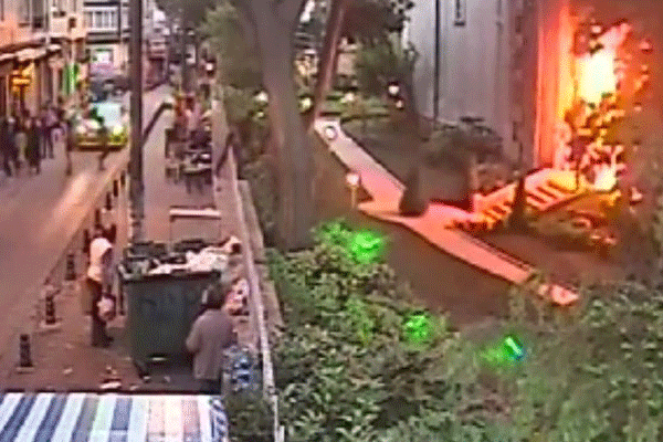 Kadıköy'de kilise kapısı ateşe verildi