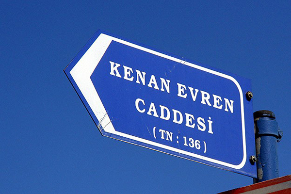 Kenan Evren Caddesi'ne Erdal Eren'in adı verildi