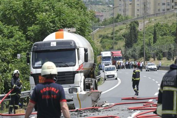Tanker yangını TEM'i trafiğe kapattı