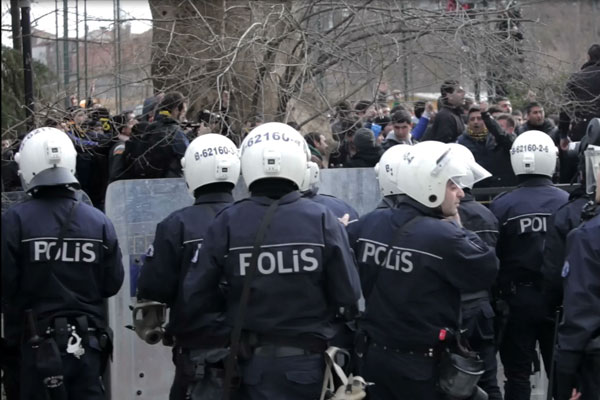 Doğuda polis lojmanlarından HDP çıktı