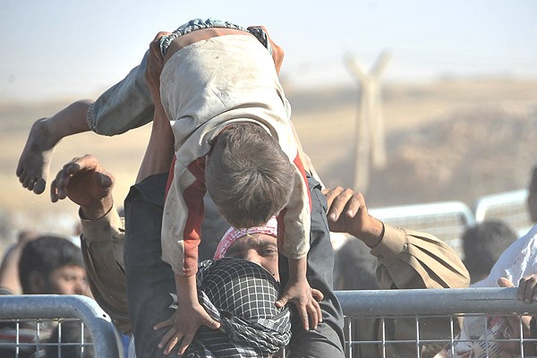 Üç ateş arasında kalan Suriyeliler sınıra koştu