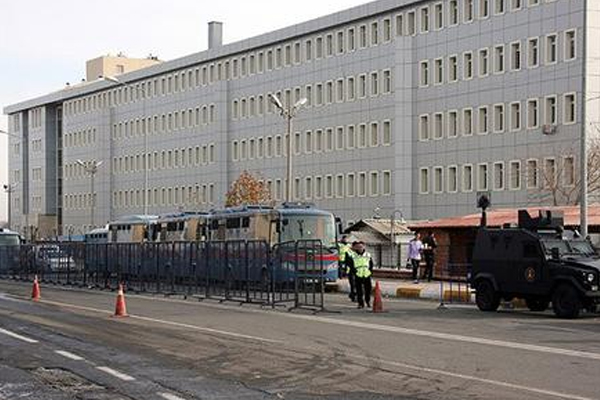 Diyarbakır Adliyesi'nden 3 tutuklu firar etti