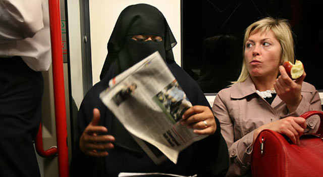 İngiltere özgürlüklerin önünü tıkadı!