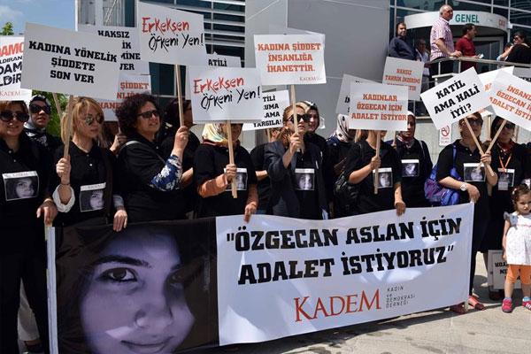Özgecan davasında KADEM'e saldırı