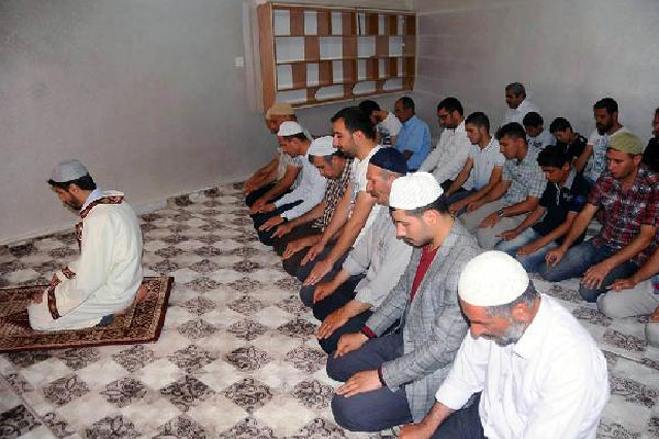 Okuluna mescit yaptırdı