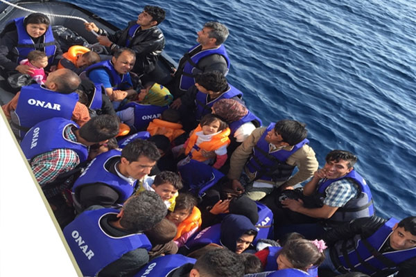 827 kaçak göçmen ölümden döndü