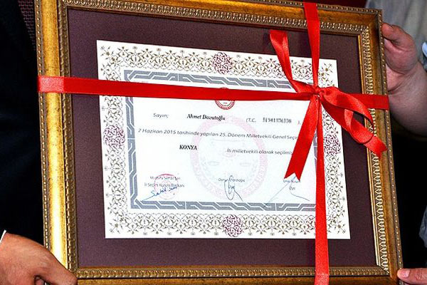 Davutoğlu'nun mazbatasını il başkanı aldı