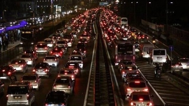 İstanbul trafiği kilitlendi