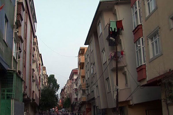 İstanbul'da 5 katlı bina yan yattı