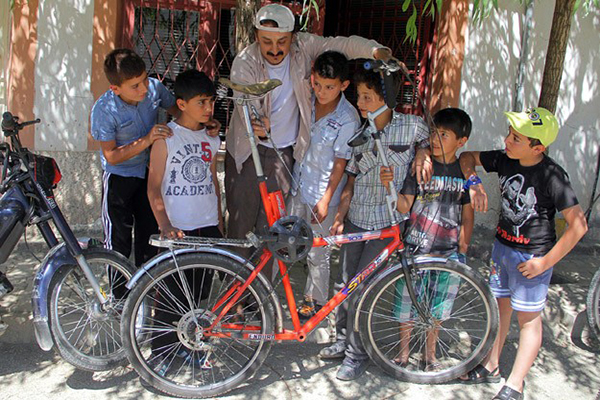 Topladığı hurda parçalarından bisiklet tasarlıyor