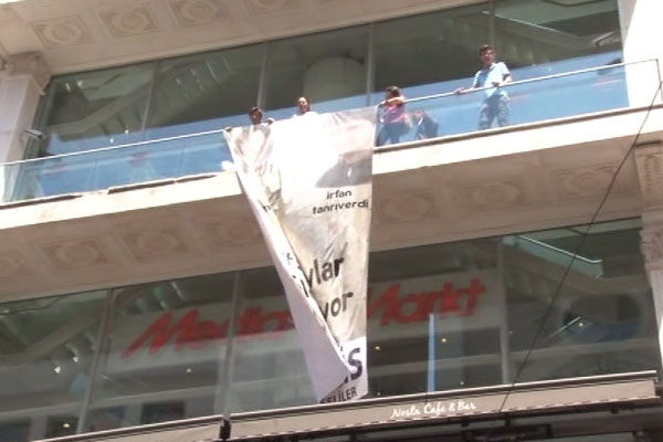 Taksim'de liseliler AVM işgal etti