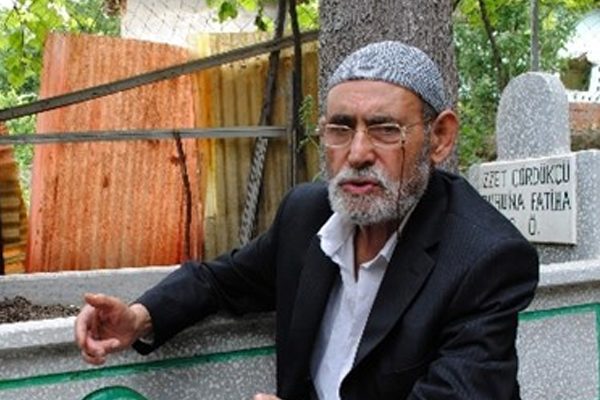 Kendine mezar yaptırdı, her gün başında dua ediyor