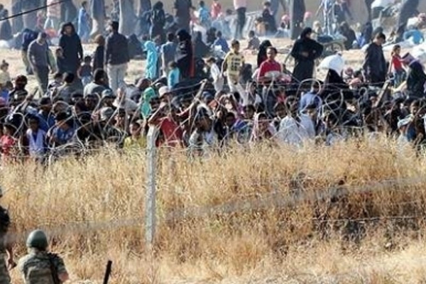 Sınırda bekleyenlerin geçişine izin verildi