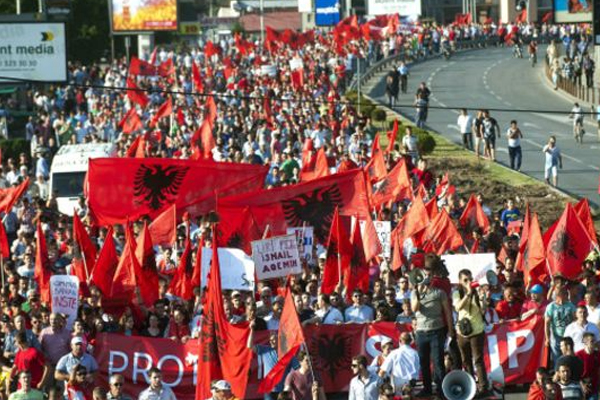 Makedonya'da Arnavut azınlık yürüdü