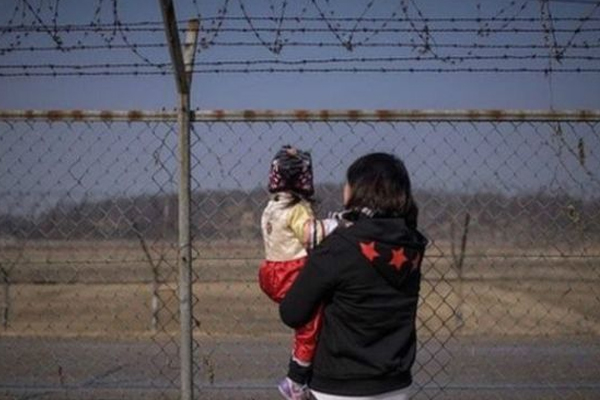 Dünyanın en iyi korunan sınırını yürüyerek geçti