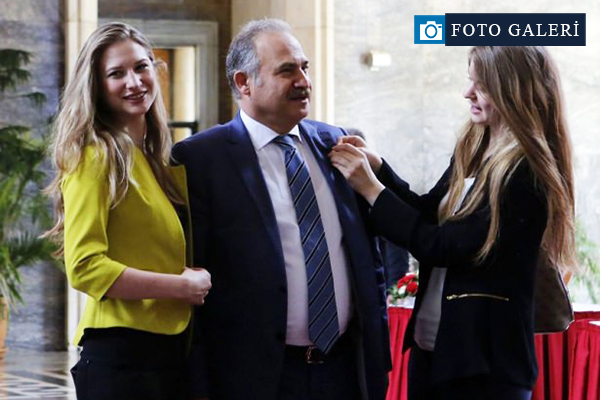 Milletvekilleri rozetlerini takıyor