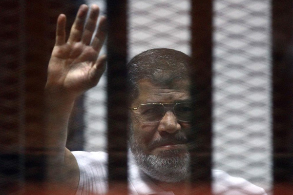 Mursi'ye bir müebbet, bir idam cezası
