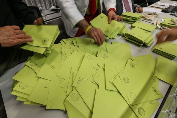 MHP'li isim HDP'ye rest çekti