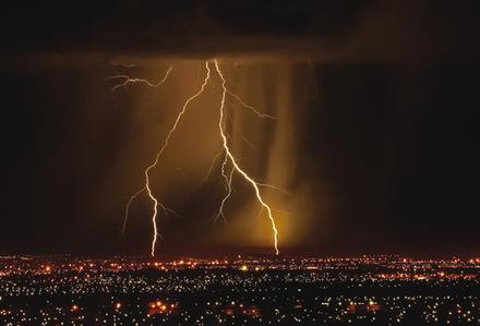 Atatürk Havalimanı'na yıldırım düştü