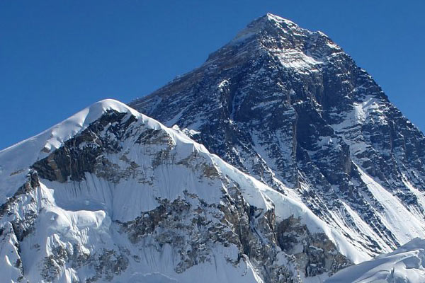 Everest Dağı yer değiştirdi