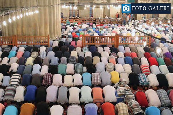 İlk teravih namazı kılındı